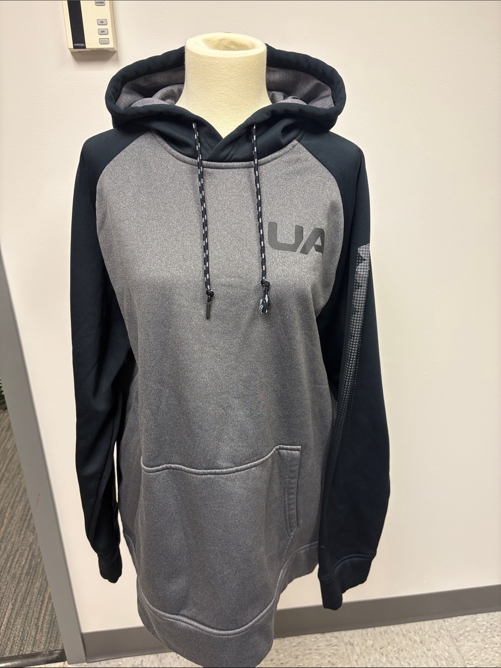 Under Armour Men’s Gray & Black Hooded Pullover Sweatshirt